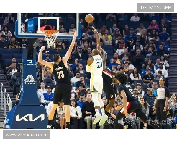 开拓者客场激战火箭新星闪耀双方鏖战四节上演逆转好戏 开拓者客场激战火箭新星闪耀双方鏖战四节上演逆转好戏