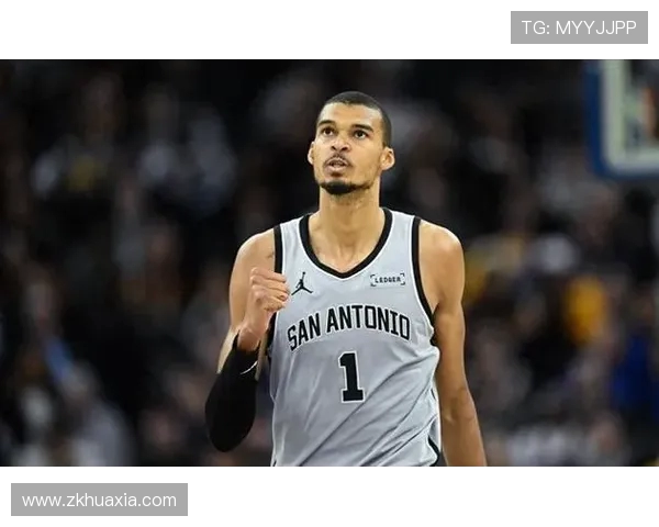 304马刺与开拓者激战正酣双方全力争夺季后赛席位的关键对决